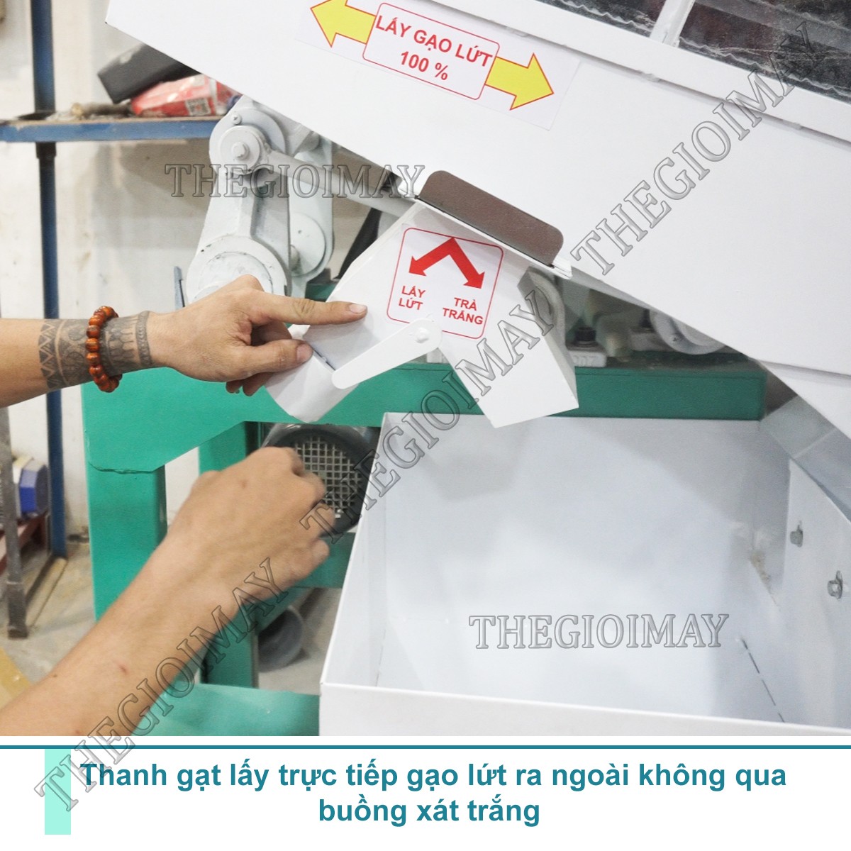 Thanh gạt lấy trực tiếp gạo lứt ra ngoài không qua buồng trắng