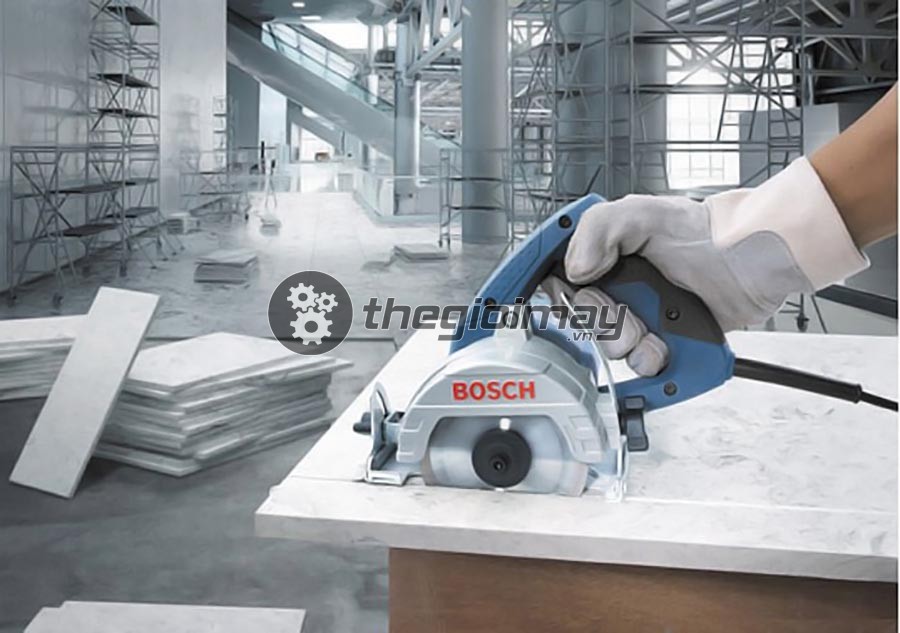 Máy cắt gạch Bosch GDM 121 là công cụ được sản xuất chuyên dụng dùng trong các công việc như cắt các loại gạch trong thi công, xây dựng